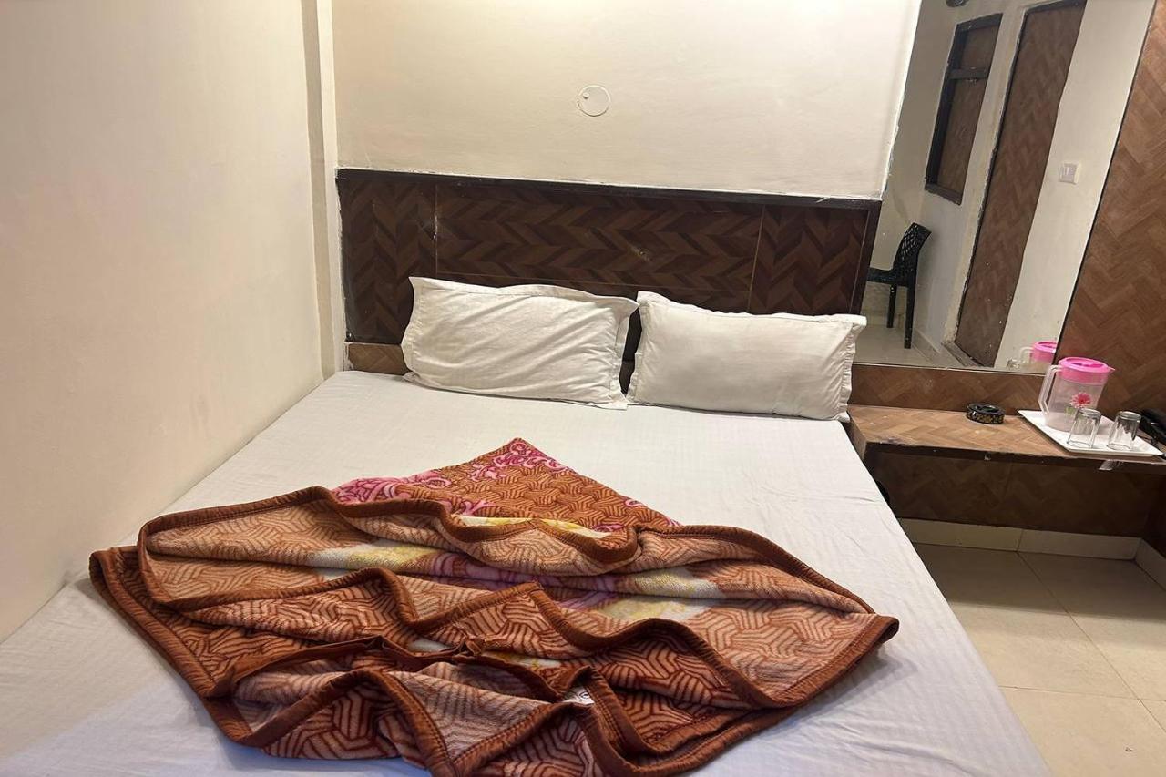 Hotel Shree Near Railway Station, Paharganj 2*